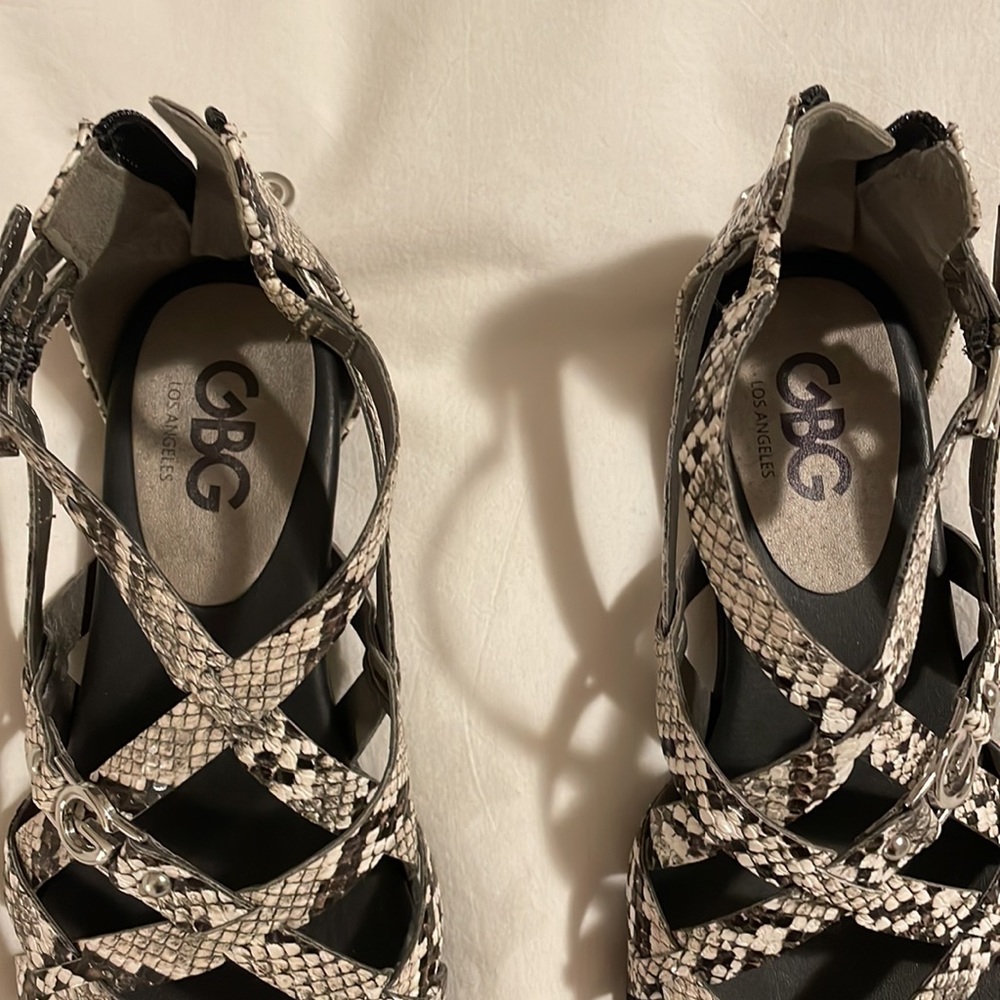 Caged sandals - Picture 2 of 5